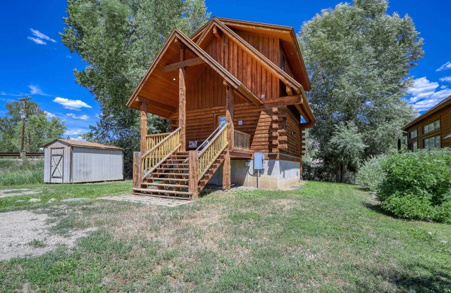 See Fall's Changing Colors! Riverfront Cozy Cabin, Gas Fireplace, Pet-Friendly, Close to Downtown!