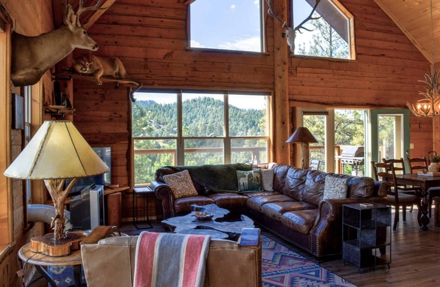 See Fall's Changing Colors! Cabin on the Rocks: Hot Tub, Stunning Views, 4.5 miles to Pagosa Springs