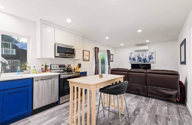 Sellwood Retreat, New Construction, Open Patio w/Deck, BBQ and Fire-Table, Walk to Parks and Food
