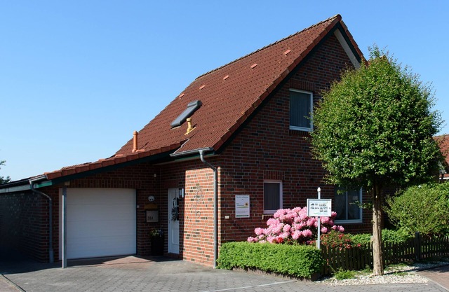 Semi-detached house in a quiet location in Ditzum with south terrace /garden and garage