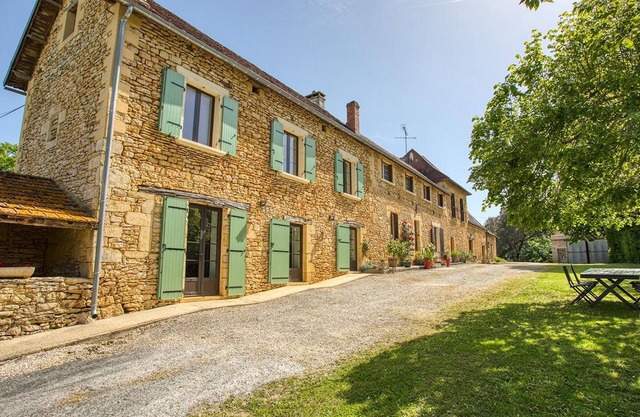Semi-detached house with garden, pets allowed near Sarlat