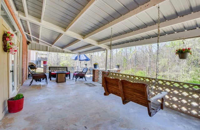 Seneca Abode w/Furnished Deck < 10 Mi to Clemson!