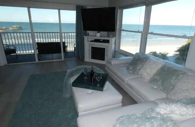 Sept 13-16 Avail! BEACHFRONT CORNER 2/2 w/Jacuzzi and Electric FP!
