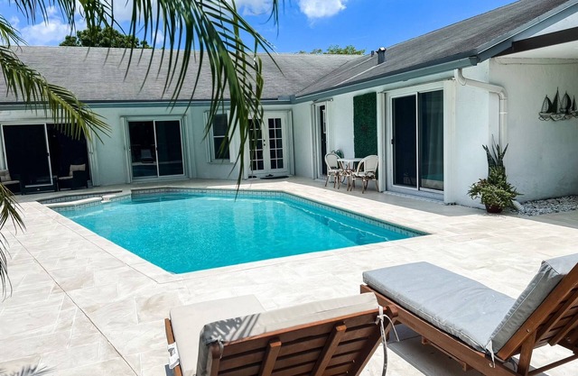 September 25% Promo: 4 BR Home, Private Heated Pool & Hot Tub, Beach, BBQ, Golf