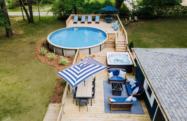 September weekends still available! Heated pool and hot tub. 2 min to the Beach!