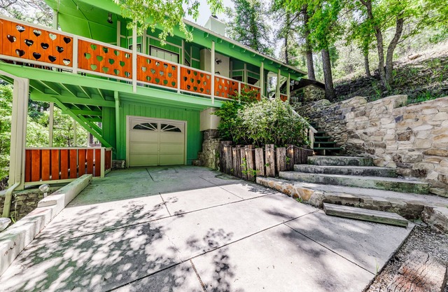 Sequioa Cottage: Feel the Love, Inside and Out!