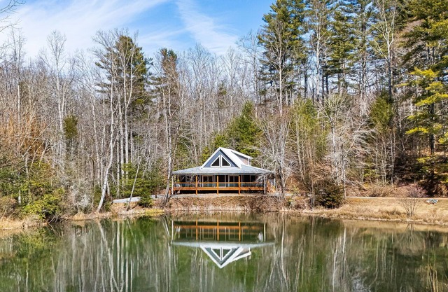 Serenade Shores by CM | Pet-Friendly Cabin, Waterfront Views🌊 +Biltmore Pass