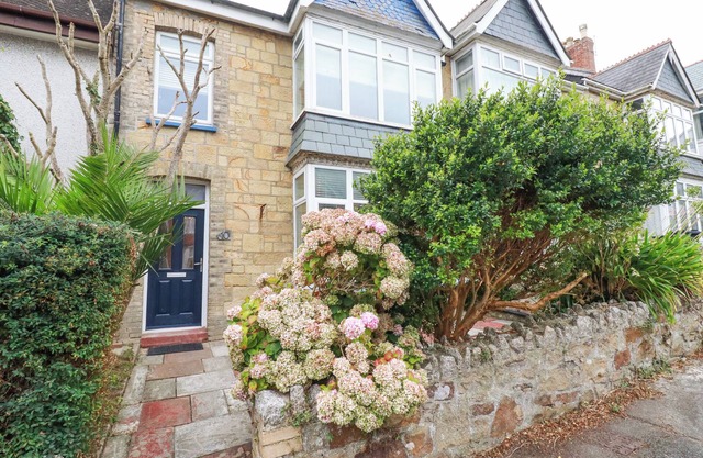 SERENDIB COTTAGE, pet friendly, country holiday cottage in Newquay