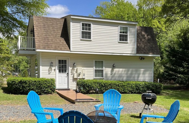 Serendipity Peaceful carriage house in quaint waterfront town