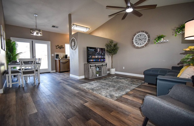 Serene 2 BR Cottage W/ SPA / Game Room / Office