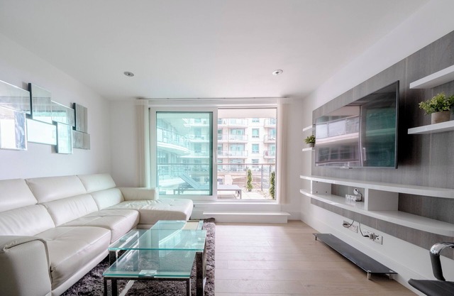 Serene 2BD Riverside Flat with Balcony, Vauxhall