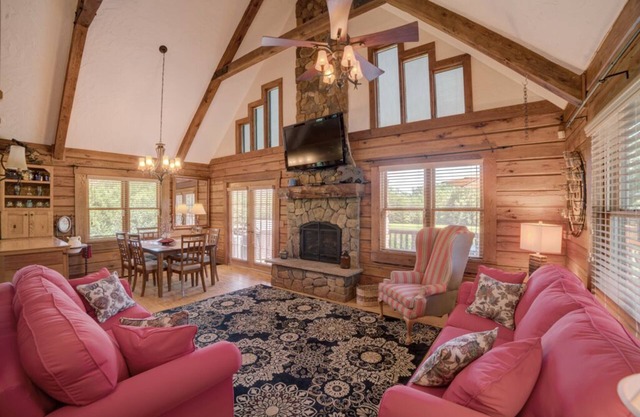 Serene 3BD Equestrian Cabin, Close to TIEC, Pet-Friendly