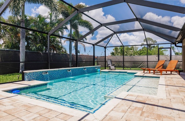 Serene 4-bed/2 bath home/Heated salt water pool/WiFi/Playset- Cape Coral