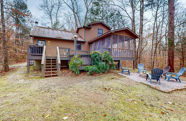 Serene cabin w/Free Attraction Tickets, fire pit, screened porch & hot tub