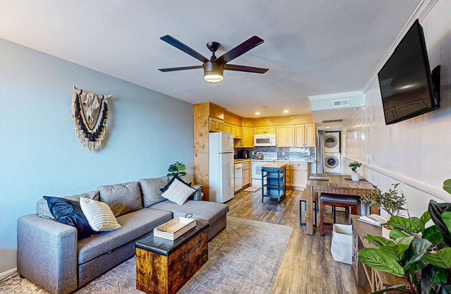 Serene condo with central AC, deck & washer/dryer - near golf & theme parks