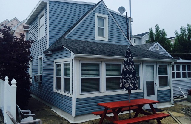 Serene Cottage - non-smoking 1.5 blks to beach