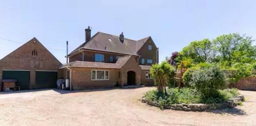 Serene Countryside Retreat - Piano - Games Room