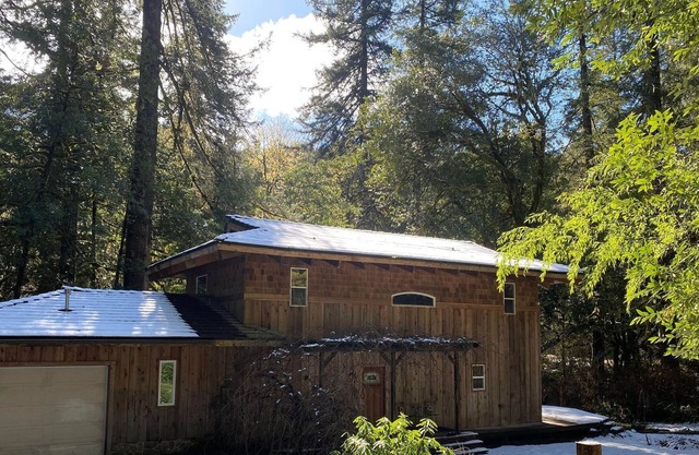 Serene Creekfront Lodge style home hidden away in Elliot National Forest