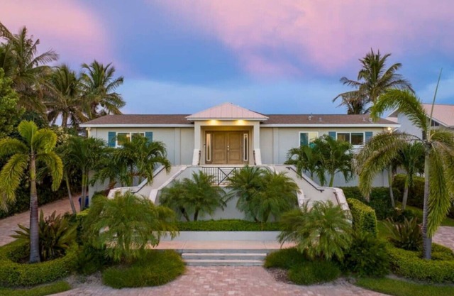 Serene Direct Beachfront Haven - N