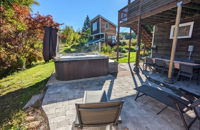 Serene estate with cottages, kitchens, pool, hot tub, fire tables, & views