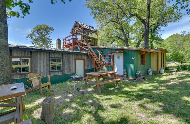 Serene Green Forest Hideaway w/Spacious Yard