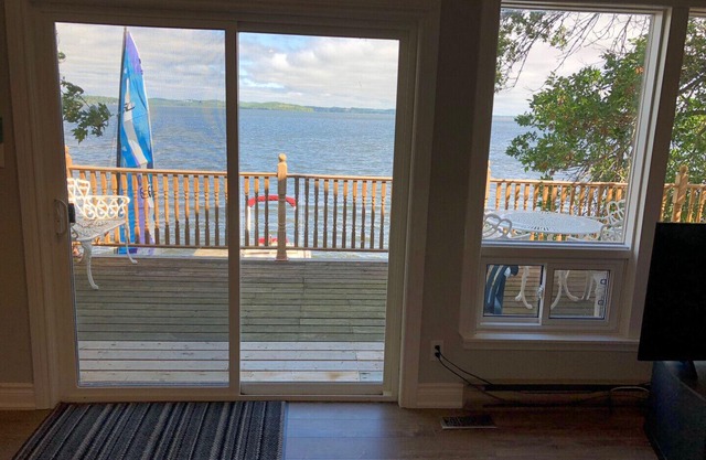 Serene LakeFront Cottage