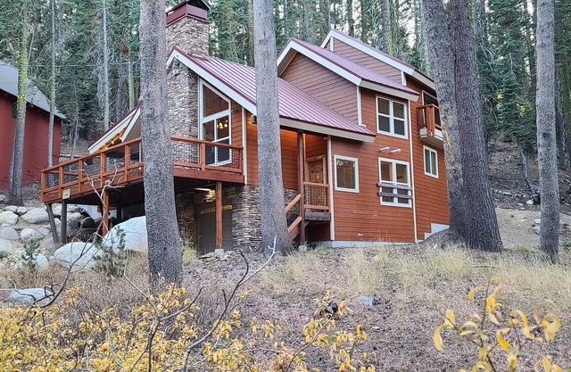 Serene Lakes Cabin w/view close to Sugar Bowl & Truckee