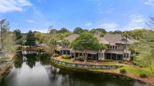 Serene Pondfront Stay w View Pool Access Walk to Baytowne Wharf