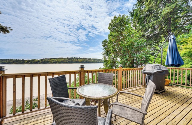 Serene Shelton Sanctuary w/Private Beach & Kayaks