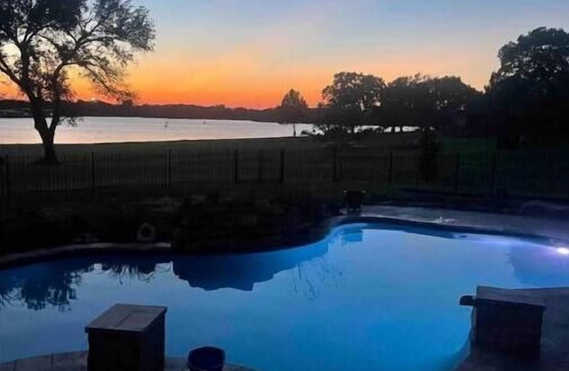 Serene sunsets- private studio for 2 in Frisco on the lake - ground floor