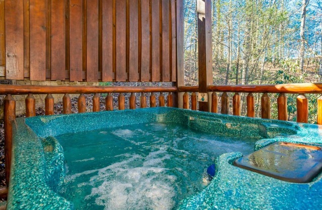 Serene Surroundings, Soothing Soaks & Fireside Sips Near the Crafts Community - Queen's Log Cabin