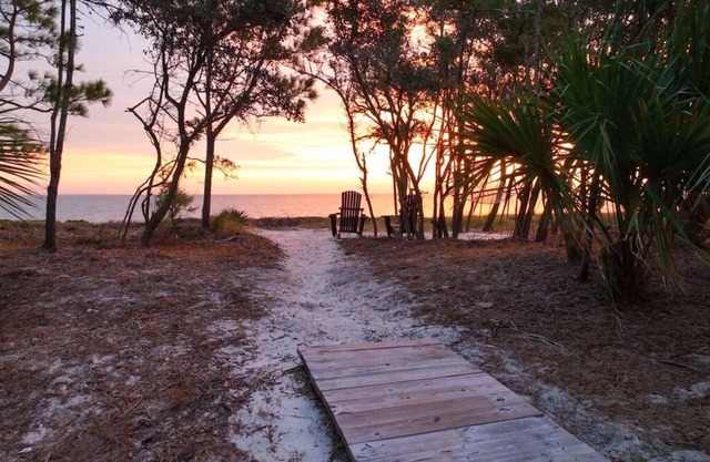 Serene Treehouse Hideaway - Private Beach