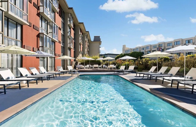 Serene Two Queens, Caza, Steps from Waterfront, Chic Room
