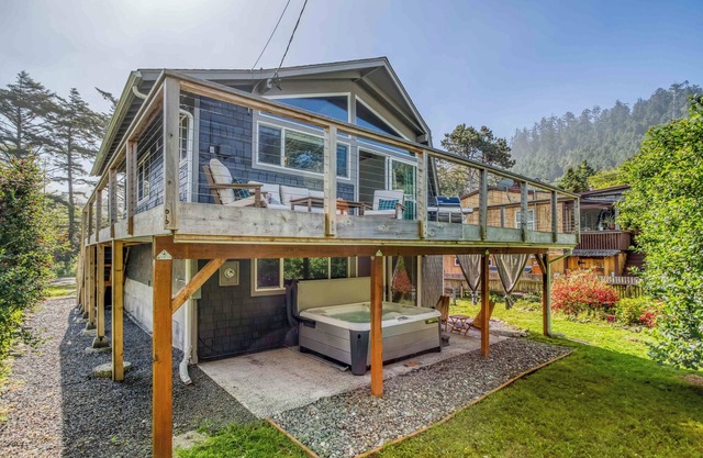 Serene, Updated Home Half-Block to Arch Cape Beach has Furnished Deck, Hot Tub!
