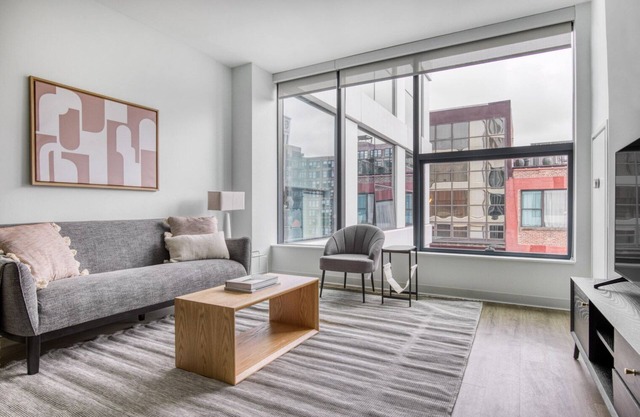 Serene West Loop 1BR w/Gym & Pool in heart of Greektown, by Blueground
