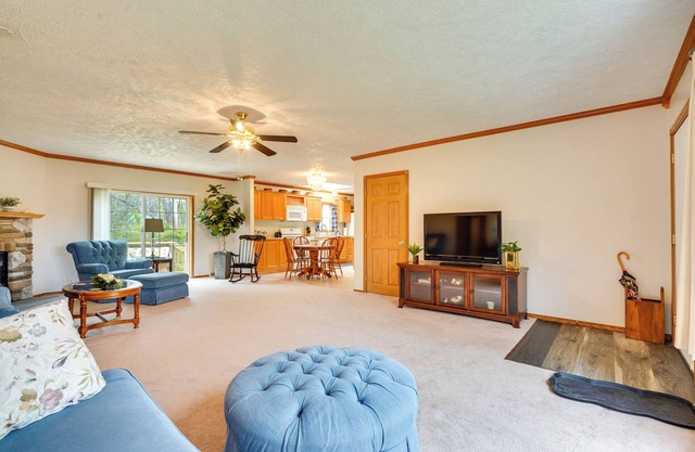 Serene Zanesville Getaway: Hot Tub, 2 Decks!