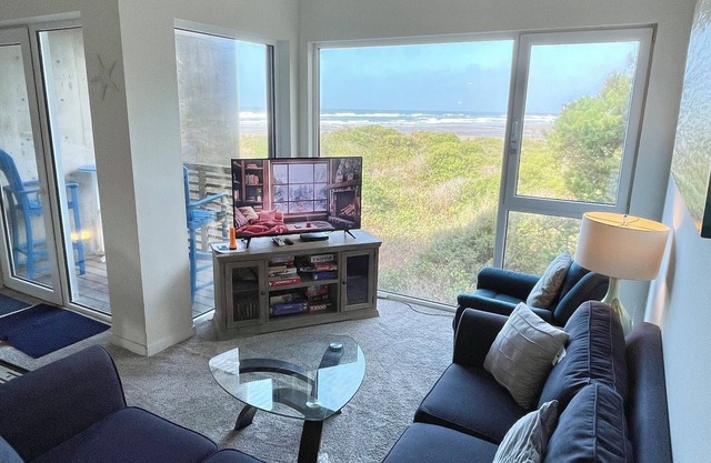 Serenity by the Sea 2 BR, 2 Bath condo, 3 bed, WiFi, pets Rockaway Beach, OR