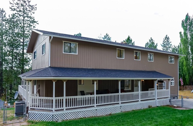 Serenity Lodge - big house on the lake for family gatherings