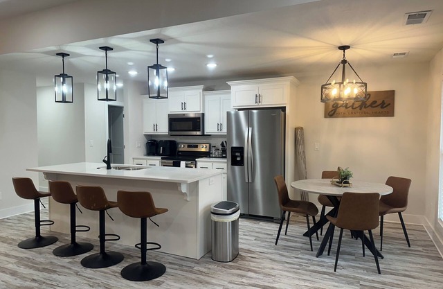 Serenity LoungenNEW-FRESH-MODERN HOUSE nWith TVs in All rooms