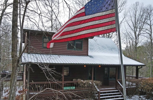 Serenity Now-3br/3ba, Hot Tub, Pool Table,Wifi