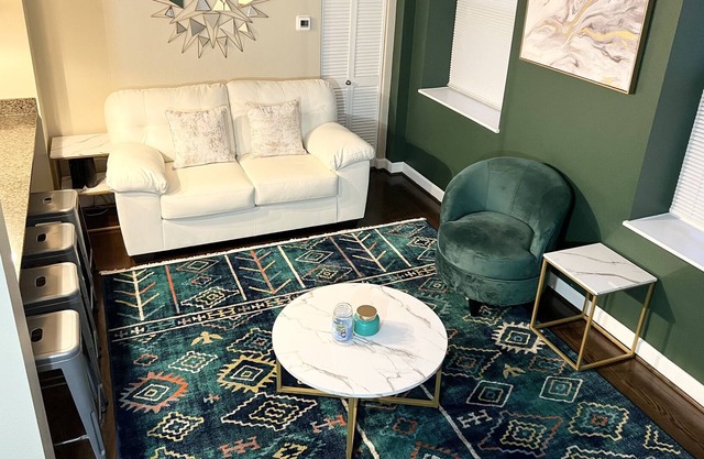 Serenity On Forest Park - 2 Bed, 2 Bath, Sleeps 5, Washer/Dryer, Central AC/Heat