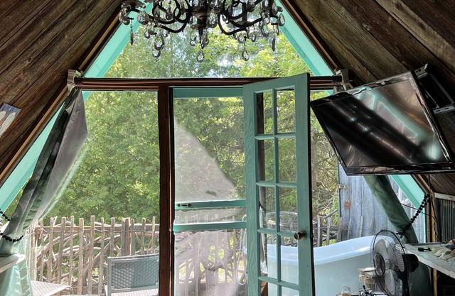 SERENITYS NEST , WATERFRONT, GLOW IN DARK FLOORS, HOT SOAKING TUB