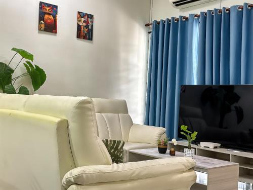 Setia Indah FamilyTide 3BR 10Pax w Pool table by Our Stay