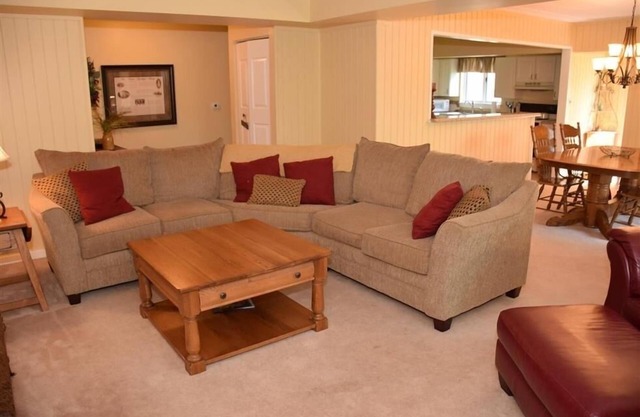 Seven Springs 2 Bedroom Standard Condo with Private Deck! by RedAwning