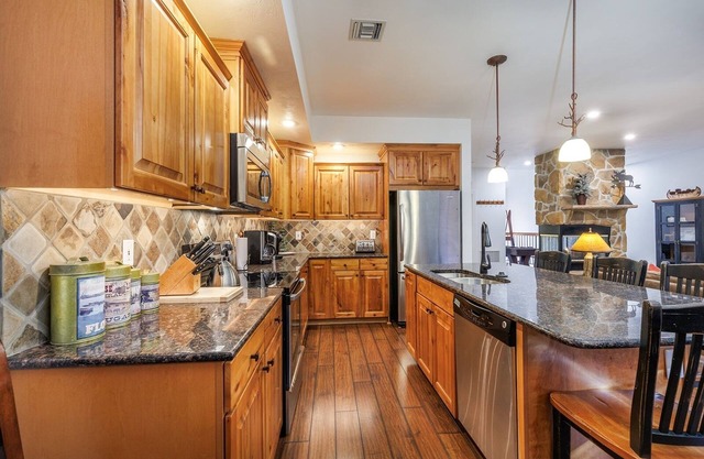 Seven Springs 4 BR Premium Condo, Deck with Views by RedAwning - Save 10% on 3 Nights, 15% on 5 Nights!