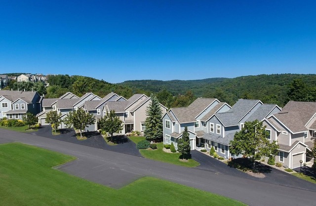Seven Springs 4 BR Premium Condo, Deck with Views by RedAwning - Save 10% on 3 Nights, 15% on 5 Nights!