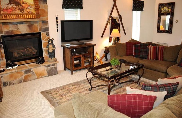 Seven Springs Woodridge 4 Bedroom Premium Condo, Sleeps 10, Deck with Mountain Views condo