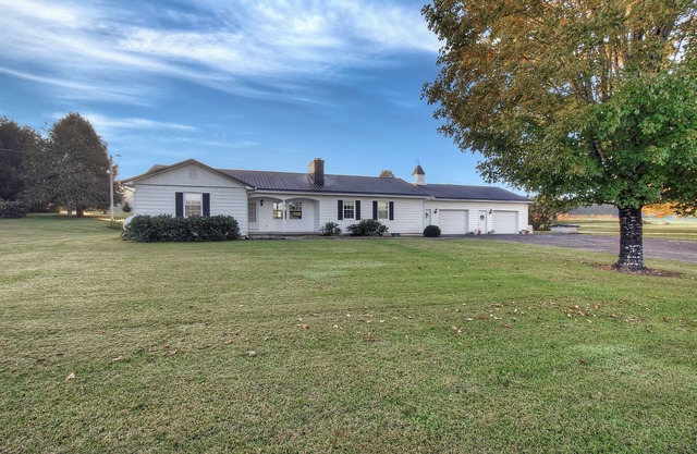 Shady Lane Farm Homestead - Newly Remodeled, Hot Tub, Fire Pit, Sleeps 10