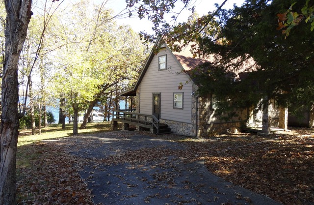Shady Rock 1-Lakefront; Easy Walk to the Shoreline- Marina Nearby