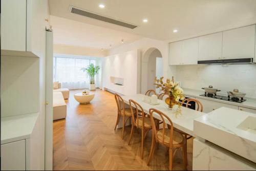 Shanghai Hills & Serendipity Family Homestay with 3 Bedrooms Near Line4&8 South Xizang Rd